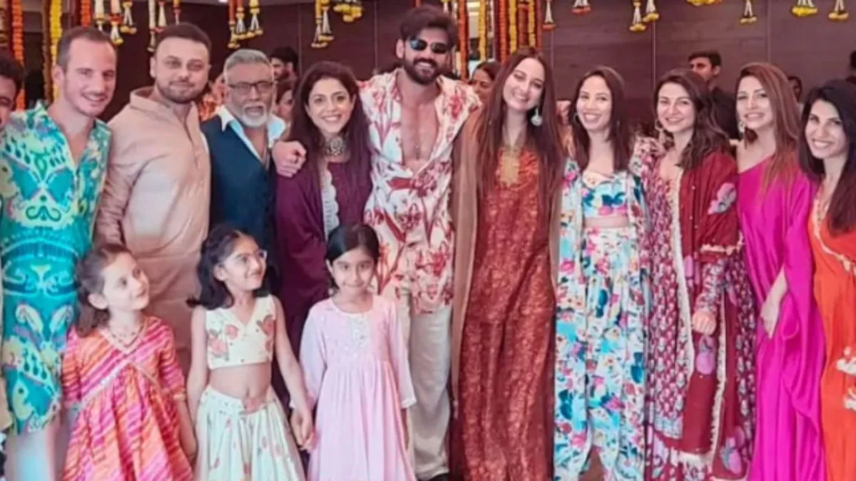 sonakshi-sinha-and-zaheer-iqbal-are-all-smiles-in-first-photo-from-mehndi-ceremony